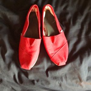 Red size 8 women’s TOMS